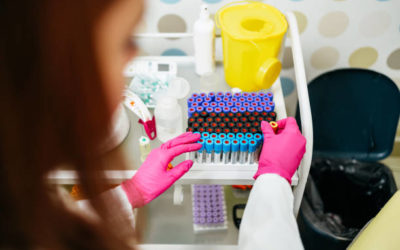 Quels types de logiciels sont utilisés pour planifier et superviser le transport de sang ?